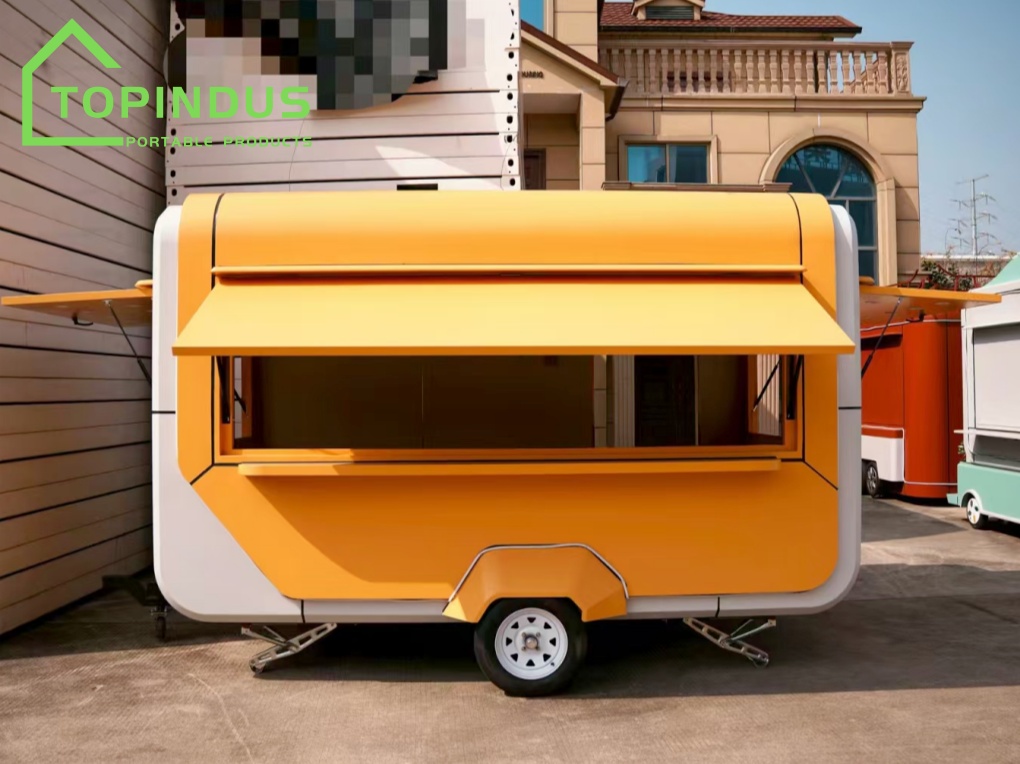 가나 고객을 위해 맞춤 제작한 노란색 푸드 트레일러